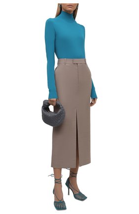 Женская водолазка из вискозы BOTTEGA VENETA синего цвета по цене 66300 руб., арт. 672720/V09V0 | Фото 2 Женская водолазка из вискозы BOTTEGA VENETA синего цвета, арт. 672720/V09V0 | Фото 2 (Длина (для топов): Стандартные; Материал внешний: Вискоза; Рукава: Длинные; Женское Кросс-КТ: Водолазка-одежда; Стили: Кэжуэл)