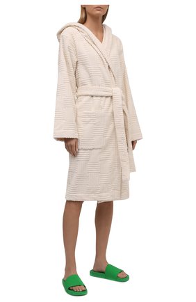 Женский хлопковый халат BOTTEGA VENETA белого цвета по цене 42650 руб., арт. 656096/3V106 | Фото 2 Женский хлопковый халат BOTTEGA VENETA белого цвета, арт. 656096/3V106 | Фото 2 (Рукава: Длинные; Материал внешний: Хлопок; Длина Ж (юбки, платья, шорты): До колена)