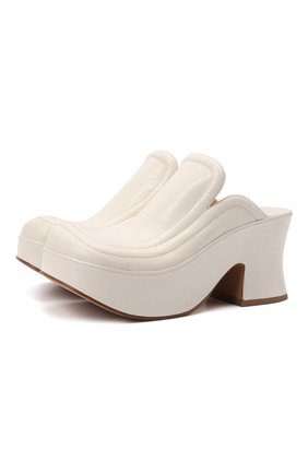 Женские кожаные сабо wedge BOTTEGA VENETA белого цвета по цене 76800 руб., арт. 667212/V1000 | Фото 1 Женские кожаные сабо wedge BOTTEGA VENETA белого цвета, арт. 667212/V1000 | Фото 1 (Материал внутренний: Натуральная кожа; Каблук тип: Устойчивый; Подошва: Платформа; Каблук высота: Высокий)
