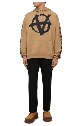 Мужской хлопковое худи VETEMENTS бежевого цвета по цене 103000 руб., арт. UE52TR460A 1601/M | Фото 2 Мужской хлопковое худи VETEMENTS бежевого цвета, арт. UE52TR460A 1601/M | Фото 2 (Рукава: Длинные; Материал внешний: Хлопок; Длина (для топов): Стандартные; Мужское Кросс-КТ: Худи-одежда; Принт: С принтом; Стили: Спорт-шик)