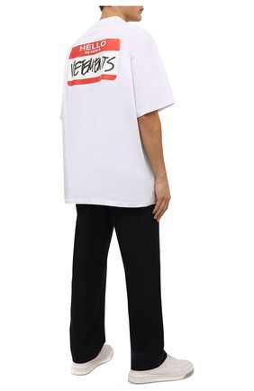Мужская хлопковая футболка VETEMENTS белого цвета по цене 32900 руб., арт. UE52TR140W 1602/M | Фото 2 Мужская хлопковая футболка VETEMENTS белого цвета, арт. UE52TR140W 1602/M | Фото 2 (Рукава: Короткие; Длина (для топов): Удлиненные; Материал внешний: Хлопок; Принт: С принтом; Стили: Спорт-шик)