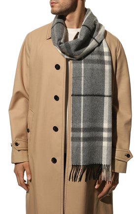 Мужской кашемировый шарф BURBERRY серого цвета по цене 35700 руб., арт. 8045168 | Фото 2 Мужской кашемировый шарф BURBERRY серого цвета, арт. 8045168 | Фото 2 (Материал: Кашемир, Шерсть, Текстиль; Кросс-КТ: кашемир)