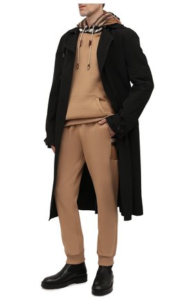 Мужские хлопковые джоггеры BURBERRY бежевого цвета по цене 60600 руб., арт. 8045014 | Фото 2 Мужские хлопковые джоггеры BURBERRY бежевого цвета, арт. 8045014 | Фото 2 (Материал внешний: Хлопок; Длина (брюки, джинсы): Стандартные; Силуэт М (брюки): Джоггеры; Мужское Кросс-КТ: Брюки-трикотаж; Стили: Спорт-шик)