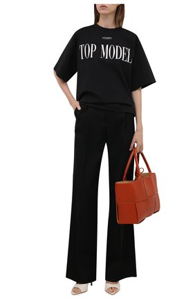 Женская футболка DOLCE & GABBANA черного цвета по цене 47100 руб., арт. F8049T/FUGK4 | Фото 2 Женская футболка DOLCE & GABBANA черного цвета, арт. F8049T/FUGK4 | Фото 2 (Материал внешний: Хлопок, Синтетический материал; Длина (для топов): Стандартные; Рукава: Короткие; Стили: Спорт-шик; Принт: С принтом; Женское Кросс-КТ: Футболка-одежда)