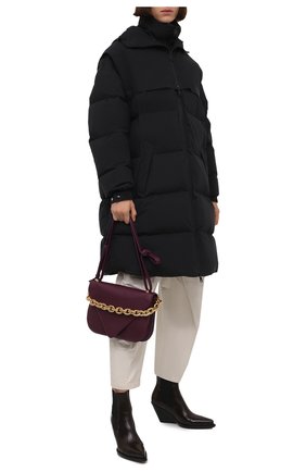 Женский хлопковый пуховик BOTTEGA VENETA черного цвета по цене 240000 руб., арт. 669353/VKH50 | Фото 2 Женский хлопковый пуховик BOTTEGA VENETA черного цвета, арт. 669353/VKH50 | Фото 2 (Материал внешний: Хлопок; Материал утеплителя: Пух и перо; Материал подклада: Хлопок; Стили: Кэжуэл; Кросс-КТ: Пуховик; Длина (верхняя одежда): До колена; Рукава: Длинные)