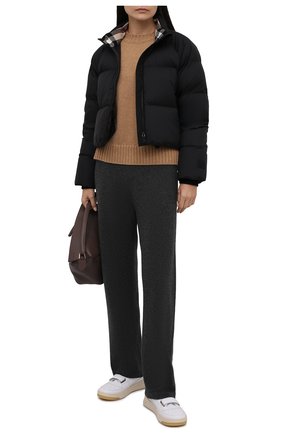Женская пуховая куртка BURBERRY черного цвета по цене 100000 руб., арт. 8044730 | Фото 2 Женская пуховая куртка BURBERRY черного цвета, арт. 8044730 | Фото 2 (Материал утеплителя: Пух и перо; Рукава: Длинные; Материал внешний: Синтетический материал; Материал подклада: Синтетический материал; Длина (верхняя одежда): Короткие; Стили: Спорт-шик; Женское Кросс-КТ: Пуховик-куртка)