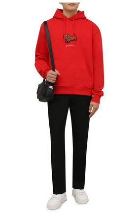 Мужской хлопковое худи JACQUEMUS красного цвета по цене 24400 руб., арт. 216JS201-2120 | Фото 2 Мужской хлопковое худи JACQUEMUS красного цвета, арт. 216JS201-2120 | Фото 2 (Материал внешний: Хлопок; Мужское Кросс-КТ: Худи-одежда; Принт: С принтом; Стили: Спорт-шик; Рукава: Длинные; Длина (для топов): Стандартные)