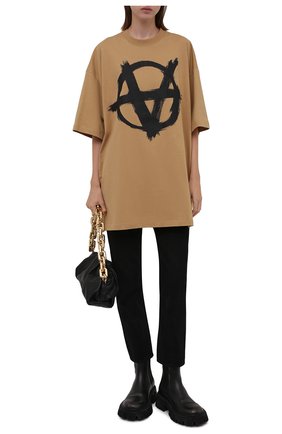 Женская хлопковая футболка VETEMENTS бежевого цвета по цене 58900 руб., арт. UE52TR290A 1602/W | Фото 2 Женская хлопковая футболка VETEMENTS бежевого цвета, арт. UE52TR290A 1602/W | Фото 2 (Рукава: 3/4; Длина (для топов): Удлиненные; Материал внешний: Хлопок; Стили: Спорт-шик; Принт: С принтом; Женское Кросс-КТ: Футболка-одежда)