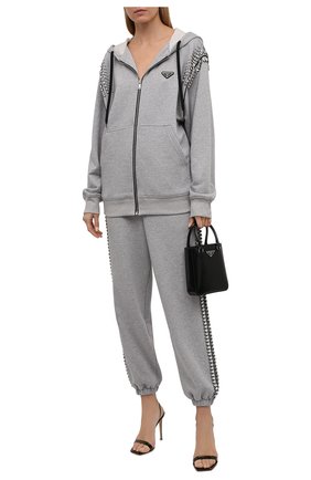 Женские хлопковые джоггеры PRADA серого цвета по цене 260000 руб., арт. 132358-1ZXU-F02PL-212 | Фото 2 Женские хлопковые джоггеры PRADA серого цвета, арт. 132358-1ZXU-F02PL-212 | Фото 2 (Материал внешний: Хлопок; Стили: Спорт-шик; Кросс-КТ: Трикотаж; Длина (брюки, джинсы): Стандартные; Женское Кросс-КТ: Джоггеры - брюки; Силуэт Ж (брюки и джинсы): Джоггеры)