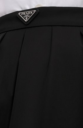 Женская плиссированная юбка PRADA черного цвета, арт. 21H911-1WQ8-F0002-212 | Фото 5 (Женское Кросс-КТ: юбка-плиссе, Юбка-одежда; Материал внешний: Синтетический материал; Длина Ж (юбки, платья, шорты): До колена; Стили: Кэжуэл)