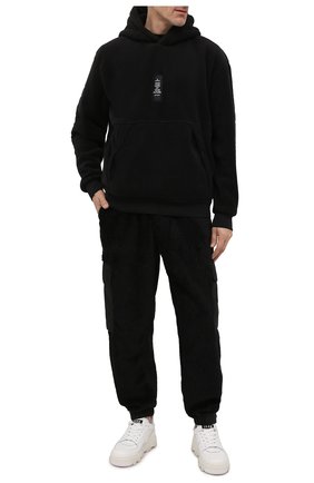 Мужские джоггеры MONCLER GRENOBLE черного цвета по цене 58800 руб., арт. G2-097-8H000-01-809JL | Фото 2 Мужские джоггеры MONCLER GRENOBLE черного цвета, арт. G2-097-8H000-01-809JL | Фото 2 (Материал внешний: Синтетический материал; Длина (брюки, джинсы): Стандартные; Силуэт М (брюки): Джоггеры, Карго; Стили: Спорт-шик)