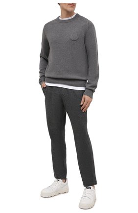Мужской кашемировый свитер MONCLER серого цвета по цене 70800 руб., арт. G2-091-9C000-14-M1213 | Фото 2 Мужской кашемировый свитер MONCLER серого цвета, арт. G2-091-9C000-14-M1213 | Фото 2 (Материал внешний: Кашемир, Шерсть; Рукава: Длинные; Длина (для топов): Стандартные; Мужское Кросс-КТ: Свитер-одежда; Принт: Без принта; Стили: Кэжуэл)