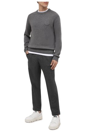Мужские шерстяные брюки MONCLER серого цвета по цене 81700 руб., арт. G2-091-8H000-15-595HL | Фото 2 Мужские шерстяные брюки MONCLER серого цвета, арт. G2-091-8H000-15-595HL | Фото 2 (Материал внешний: Шерсть; Случай: Повседневный; Стили: Спорт-шик; Мужское Кросс-КТ: Брюки-трикотаж; Длина (брюки, джинсы): Стандартные)