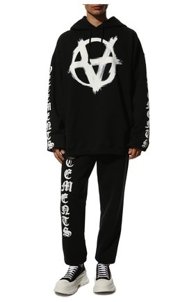 Мужской хлопковое худи VETEMENTS черного цвета по цене 73950 руб., арт. UE52TR460B 1601/M | Фото 2 Мужской хлопковое худи VETEMENTS черного цвета, арт. UE52TR460B 1601/M | Фото 2 (Материал внешний: Хлопок; Рукава: Длинные; Длина (для топов): Стандартные; Мужское Кросс-КТ: Худи-одежда; Принт: С принтом; Стили: Панк; Shop in Shop M: Толстовки)