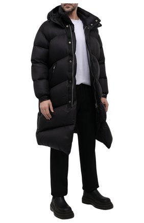 Мужская пуховик TOM FORD черного цвета по цене 399500 руб., арт. BY060/TF0884 | Фото 2 Мужская пуховик TOM FORD черного цвета, арт. BY060/TF0884 | Фото 2 (Материал внешний: Синтетический материал; Материал подклада: Синтетический материал; Материал утеплителя: Пух и перо; Длина (верхняя одежда): До колена; Рукава: Длинные; Мужское Кросс-КТ: пуховик-длинный; Стили: Кэжуэл; Кросс-КТ: Куртка)
