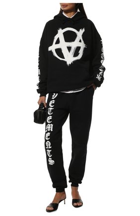 Женский хлопковое худи VETEMENTS черного цвета по цене 73950 руб., арт. UE52TR460B 1601/W | Фото 2 Женский хлопковое худи VETEMENTS черного цвета, арт. UE52TR460B 1601/W | Фото 2 (Материал внешний: Хлопок; Рукава: Длинные; Длина (для топов): Удлиненные; Женское Кросс-КТ: Худи-одежда; Стили: Спорт-шик)