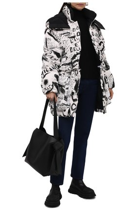 Женский пуховик DOLCE & GABBANA черно-белого цвета по цене 233500 руб., арт. F9K50T/G7BEW | Фото 2 Женский пуховик DOLCE & GABBANA черно-белого цвета, арт. F9K50T/G7BEW | Фото 2 (Материал внешний: Синтетический материал; Материал утеплителя: Пух и перо; Длина (верхняя одежда): До середины бедра; Материал подклада: Синтетический материал; Рукава: Длинные; Стили: Спорт-шик)