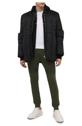 Мужские хлопковые джоггеры BALMAIN хаки цвета по цене 64150 руб., арт. WH00B000/B152 | Фото 2 Мужские хлопковые джоггеры BALMAIN хаки цвета, арт. WH00B000/B152 | Фото 2 (Материал внешний: Хлопок; Силуэт М (брюки): Джоггеры; Мужское Кросс-КТ: Брюки-трикотаж; Стили: Спорт-шик; Длина (брюки, джинсы): Стандартные)