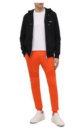 Мужские хлопковые джоггеры BALMAIN оранжевого цвета по цене 64150 руб., арт. WH00B000/B152 | Фото 2 Мужские хлопковые джоггеры BALMAIN оранжевого цвета, арт. WH00B000/B152 | Фото 2 (Материал внешний: Хлопок; Силуэт М (брюки): Джоггеры; Мужское Кросс-КТ: Брюки-трикотаж; Стили: Спорт-шик; Длина (брюки, джинсы): Стандартные)