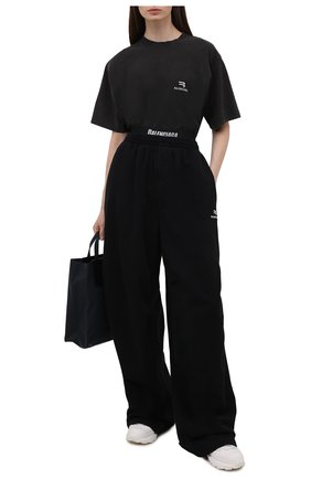 Женские хлопковые брюки BALENCIAGA черного цвета по цене 99150 руб., арт. 675248/TLVA1 | Фото 2 Женские хлопковые брюки BALENCIAGA черного цвета, арт. 675248/TLVA1 | Фото 2 (Материал внешний: Хлопок; Длина (брюки, джинсы): Удлиненные; Стили: Спорт-шик; Женское Кросс-КТ: Брюки-одежда; Силуэт Ж (брюки и джинсы): Широкие)