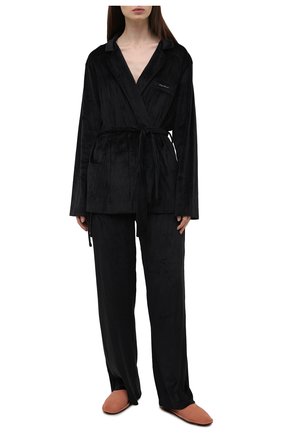 Женская пижама EMPORIO ARMANI черного цвета по цене 16950 руб., арт. 164514/1A260 | Фото 1 Женская пижама EMPORIO ARMANI черного цвета, арт. 164514/1A260 | Фото 1 (Длина (для топов): Удлиненные; Рукава: Длинные; Материал внешний: Синтетический материал; Длина (брюки, джинсы): Стандартные; Длина Ж (юбки, платья, шорты): Мини)