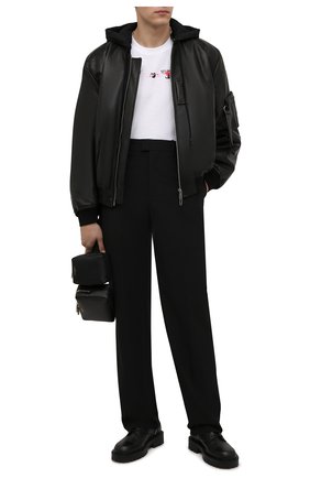 Мужской кожаный бомбер OFF-WHITE черного цвета по цене 177000 руб., арт. 0MJA080F21LEA001 | Фото 2 Мужской кожаный бомбер OFF-WHITE черного цвета, арт. 0MJA080F21LEA001 | Фото 2 (Материал подклада: Синтетический материал; Рукава: Длинные; Длина (верхняя одежда): Короткие; Кросс-КТ: Куртка; Мужское Кросс-КТ: Кожа и замша; Принт: Без принта; Стили: Спорт-шик; Материал внешний: Натуральная кожа)