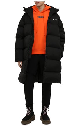 Мужская пуховик OFF-WHITE черного цвета по цене 232000 руб., арт. 0MED037F21FAB001 | Фото 2 Мужская пуховик OFF-WHITE черного цвета, арт. 0MED037F21FAB001 | Фото 2 (Материал внешний: Синтетический материал; Материал утеплителя: Пух и перо; Материал подклада: Синтетический материал; Длина (верхняя одежда): До колена; Мужское Кросс-КТ: пуховик-длинный; Стили: Спорт-шик; Кросс-КТ: Куртка; Рукава: Длинные; Shop in Shop M: Верхняя одежда)