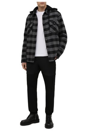 Мужская утепленная куртка OFF-WHITE серого цвета по цене 111500 руб., арт. 0MEA236F21FAB001 | Фото 2 Мужская утепленная куртка OFF-WHITE серого цвета, арт. 0MEA236F21FAB001 | Фото 2 (Материал подклада: Синтетический материал; Материал внешний: Синтетический материал, Хлопок; Кросс-КТ: Куртка; Длина (верхняя одежда): Короткие; Мужское Кросс-КТ: утепленные куртки; Стили: Гранж; Рукава: Длинные)