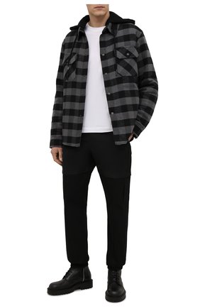 Мужская утепленная куртка OFF-WHITE серого цвета, арт. 0MEA236F21FAB001 | Фото 2 (Материал подклада: Синтетический материал; Материал внешний: Синтетический материал, Хлопок; Кросс-КТ: Куртка; Длина (верхняя одежда): Короткие; Мужское Кросс-КТ: утепленные куртки; Стили: Гранж; Рукава: Длинные)