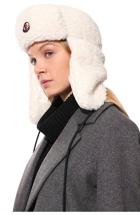 Женская пуховая шапка-ушанка MONCLER белого цвета по цене 70800 руб., арт. G2-093-3B000-49-54AM6 | Фото 2 Женская пуховая шапка-ушанка MONCLER белого цвета, арт. G2-093-3B000-49-54AM6 | Фото 2 (Материал: Синтетический материал, Текстиль)