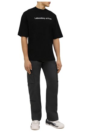Мужская хлопковая футболка OFF-WHITE черного цвета по цене 24900 руб., арт. 0MAA119F21JER027 | Фото 2 Мужская хлопковая футболка OFF-WHITE черного цвета, арт. 0MAA119F21JER027 | Фото 2 (Материал внешний: Хлопок; Длина (для топов): Стандартные; Рукава: Короткие; Принт: С принтом; Стили: Спорт-шик, Гранж)