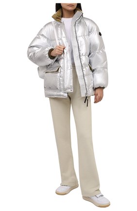 Женский пуховик paquita 2 moncler 1952 MONCLER GENIUS серебряного цвета по цене 152400 руб., арт. G2-094-1A000-11-M1227 | Фото 2 Женский пуховик paquita 2 moncler 1952 MONCLER GENIUS серебряного цвета, арт. G2-094-1A000-11-M1227 | Фото 2 (Рукава: Длинные; Материал подклада: Синтетический материал; Длина (верхняя одежда): Короткие; Материал внешний: Хлопок; Материал утеплителя: Пух и перо; Стили: Спорт-шик; Кросс-КТ: Пуховик)