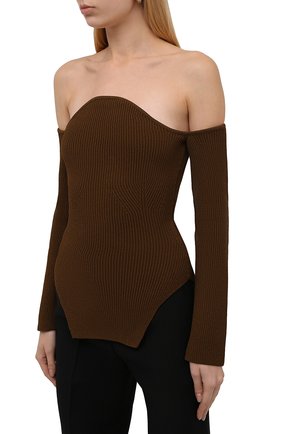 Женский пуловер из вискозы KHAITE светло-коричневого цвета, арт. 8578400/MARIA | Фото 3 (Рукава: Длинные; Стили: Гламурный; Длина (для топов): Стандартные; Кросс-КТ: Трикотаж; Материал внешний: Вискоза; Женское Кросс-КТ: Пуловер-одежда)
