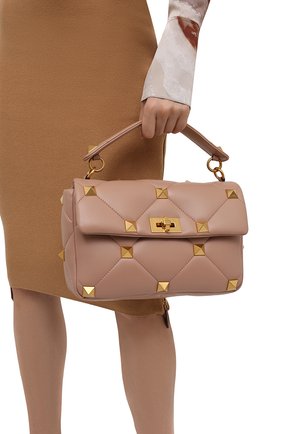 Женская сумка roman stud large VALENTINO бежевого цвета по цене 217500 руб., арт. WW0B0I60/BSF | Фото 2 Женская сумка roman stud large VALENTINO бежевого цвета, арт. WW0B0I60/BSF | Фото 2 (Материал: Натуральная кожа; Размер: large; Сумки-технические: Сумки top-handle; Ремень/цепочка: На ремешке)