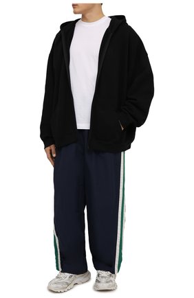 Мужские брюки BALENCIAGA темно-синего цвета по цене 82600 руб., арт. 675491/TK048 | Фото 2 Мужские брюки BALENCIAGA темно-синего цвета, арт. 675491/TK048 | Фото 2 (Материал подклада: Хлопок, Вискоза; Длина (брюки, джинсы): Стандартные; Материал внешний: Синтетический материал; Случай: Повседневный; Стили: Спорт-шик; Shop in Shop M: Одежда, Обувь_классика)