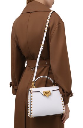 Женская сумка alcove small VALENTINO белого цвета по цене 209000 руб., арт. WW2B0J71/WAX | Фото 2 Женская сумка alcove small VALENTINO белого цвета, арт. WW2B0J71/WAX | Фото 2 (Материал: Натуральная кожа; Сумки-технические: Сумки top-handle; Размер: small; Ремень/цепочка: На ремешке)