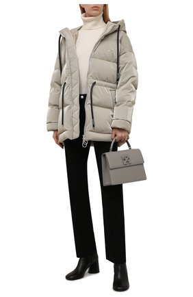 Женский пуховик OFF-WHITE светло-серого цвета по цене 142000 руб., арт. 0WED002F21FAB001 | Фото 2 Женский пуховик OFF-WHITE светло-серого цвета, арт. 0WED002F21FAB001 | Фото 2 (Материал утеплителя: Пух и перо; Рукава: Длинные; Длина (верхняя одежда): До середины бедра; Материал подклада: Синтетический материал; Материал внешний: Синтетический материал; Кросс-КТ: Пуховик; Стили: Спорт-шик)