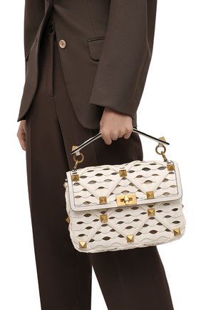 Женская сумка roman stud large VALENTINO кремвого цвета по цене 299500 руб., арт. WW0B0I60/VHH | Фото 2 Женская сумка roman stud large VALENTINO кремвого цвета, арт. WW0B0I60/VHH | Фото 2 (Материал: Натуральная кожа; Ремень/цепочка: На ремешке; Размер: large; Сумки-технические: Сумки через плечо, Сумки top-handle)