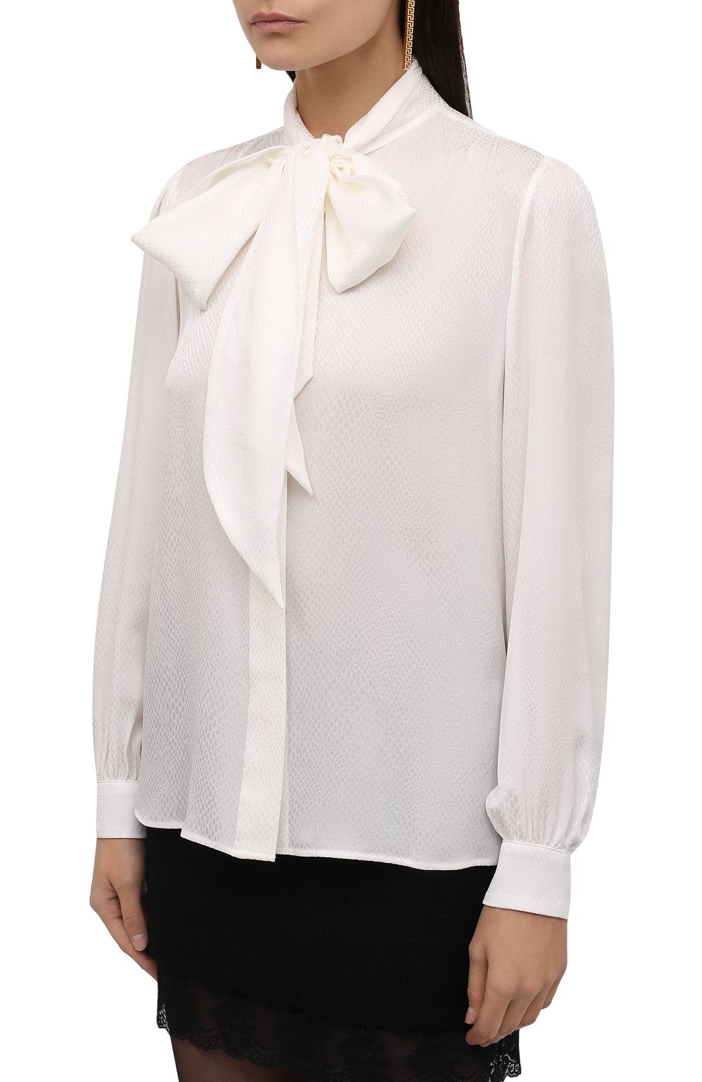 Женская шелковая блузка SAINT LAURENT молочного цвета, арт. 669023/Y6D34 | Фото 3 (Материал внешний: Шелк; Рукава: Длинные; Принт: Без принта; Длина (для топов): Стандартные; Стили: Классический, Романтичный; Женское Кросс-КТ: Блуза-одежда)
