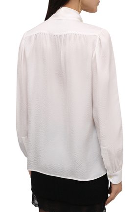 Женская шелковая блузка SAINT LAURENT молочного цвета, арт. 669023/Y6D34 | Фото 4 (Материал внешний: Шелк; Рукава: Длинные; Принт: Без принта; Длина (для топов): Стандартные; Стили: Классический, Романтичный; Женское Кросс-КТ: Блуза-одежда)