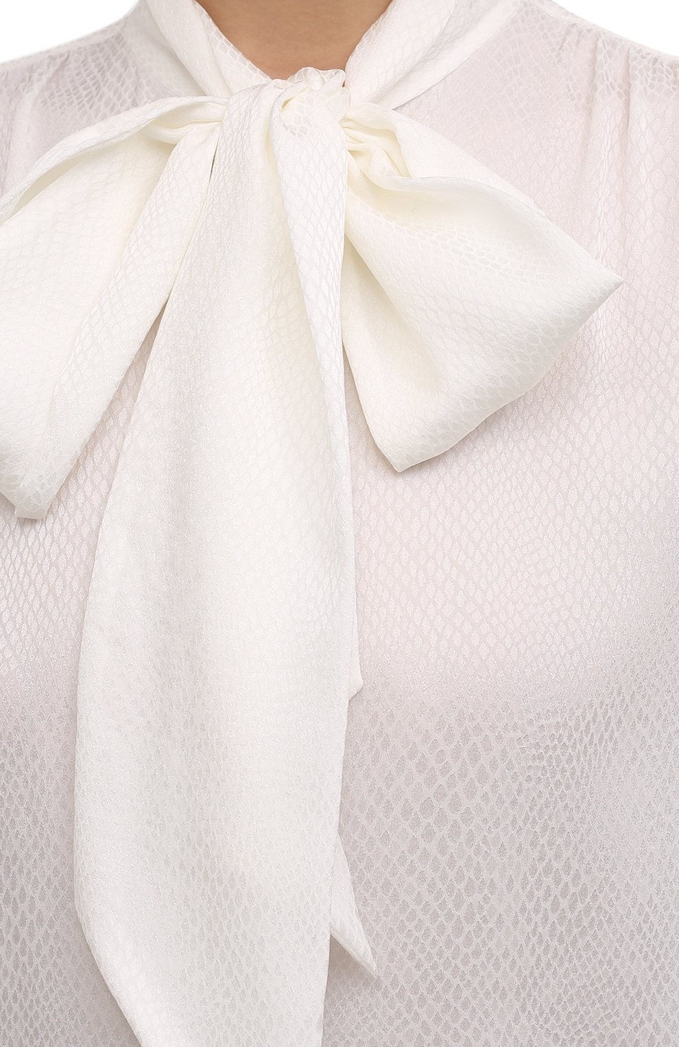 Женская шелковая блузка SAINT LAURENT молочного цвета, арт. 669023/Y6D34 | Фото 5 (Материал внешний: Шелк; Рукава: Длинные; Принт: Без принта; Длина (для топов): Стандартные; Стили: Классический, Романтичный; Женское Кросс-КТ: Блуза-одежда)
