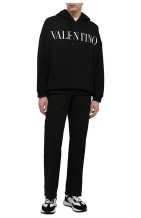 Мужской хлопковое худи VALENTINO черного цвета по цене 61950 руб., арт. WV0MF20I7U8 | Фото 2 Мужской хлопковое худи VALENTINO черного цвета, арт. WV0MF20I7U8 | Фото 2 (Рукава: Длинные; Длина (для топов): Удлиненные; Материал внешний: Хлопок; Мужское Кросс-КТ: Худи-одежда; Принт: С принтом; Стили: Спорт-шик)