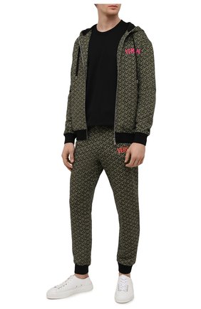 Мужские хлопковые джоггеры VERSACE хаки цвета по цене 109000 руб., арт. 1002629/1A01929 | Фото 2 Мужские хлопковые джоггеры VERSACE хаки цвета, арт. 1002629/1A01929 | Фото 2 (Длина (брюки, джинсы): Стандартные; Материал внешний: Хлопок; Силуэт М (брюки): Джоггеры; Стили: Спорт-шик)