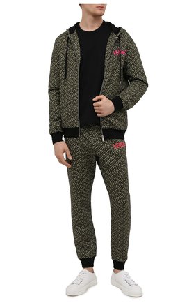 Мужской хлопковая толстовка VERSACE хаки цвета по цене 157500 руб., арт. 1002628/1A01929 | Фото 2 Мужской хлопковая толстовка VERSACE хаки цвета, арт. 1002628/1A01929 | Фото 2 (Длина (для топов): Стандартные; Материал внешний: Хлопок; Рукава: Длинные; Мужское Кросс-КТ: Толстовка-одежда; Стили: Спорт-шик)