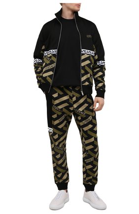 Мужские джоггеры из вискозы и хлопка VERSACE хаки цвета по цене 95350 руб., арт. 1002061/1A01463 | Фото 2 Мужские джоггеры из вискозы и хлопка VERSACE хаки цвета, арт. 1002061/1A01463 | Фото 2 (Длина (брюки, джинсы): Стандартные; Материал внешний: Хлопок, Вискоза; Силуэт М (брюки): Джоггеры; Стили: Спорт-шик)