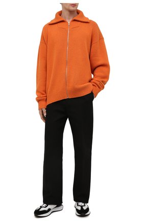 Мужской шерстяной кардиган PALM ANGELS оранжевого цвета по цене 65700 руб., арт. PMHA044F21KNI0016637 | Фото 2 Мужской шерстяной кардиган PALM ANGELS оранжевого цвета, арт. PMHA044F21KNI0016637 | Фото 2 (Материал внешний: Шерсть; Длина (для топов): Удлиненные; Рукава: Длинные; Мужское Кросс-КТ: Кардиган-одежда; Стили: Гранж; Shop in Shop M: Свитеры)