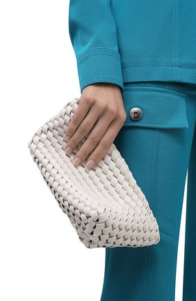 Женский клатч structure small BOTTEGA VENETA белого цвета по цене 128000 руб., арт. 680562/V1GN0 | Фото 2 Женский клатч structure small BOTTEGA VENETA белого цвета, арт. 680562/V1GN0 | Фото 2 (Материал: Натуральная кожа; Женское Кросс-КТ: Клатч-клатчи; Размер: small; Сумки: Сумки)