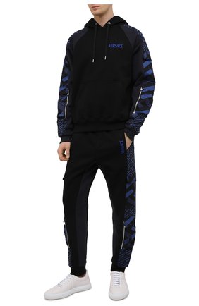 Мужской хлопковое худи VERSACE черного цвета по цене 105000 руб., арт. 1001788/1A01447 | Фото 2 Мужской хлопковое худи VERSACE черного цвета, арт. 1001788/1A01447 | Фото 2 (Длина (для топов): Стандартные; Материал внешний: Хлопок; Рукава: Длинные; Мужское Кросс-КТ: Худи-одежда; Принт: С принтом; Стили: Спорт-шик)