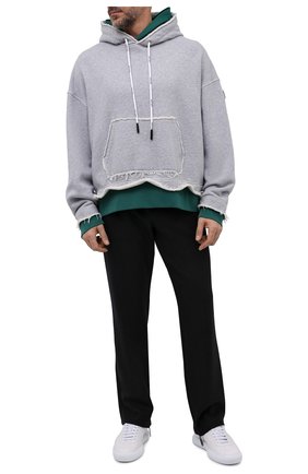 Мужской хлопковое худи PALM ANGELS светло-серого цвета по цене 72650 руб., арт. PMBB109F21FLE0010801 | Фото 2 Мужской хлопковое худи PALM ANGELS светло-серого цвета, арт. PMBB109F21FLE0010801 | Фото 2 (Материал внешний: Хлопок; Рукава: Длинные; Длина (для топов): Стандартные; Мужское Кросс-КТ: Худи-одежда; Принт: Без принта; Стили: Спорт-шик; Shop in Shop M: Толстовки)