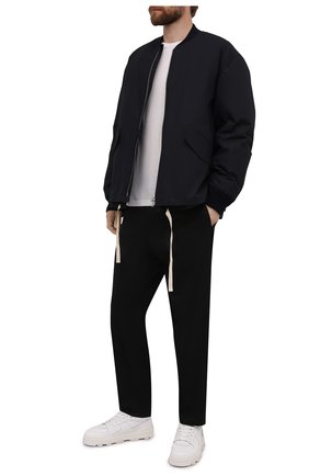 Мужской пуховый бомбер JIL SANDER темно-синего цвета по цене 176000 руб., арт. JPUT440095-MT243500A | Фото 2 Мужской пуховый бомбер JIL SANDER темно-синего цвета, арт. JPUT440095-MT243500A | Фото 2 (Рукава: Длинные; Длина (верхняя одежда): Короткие; Материал утеплителя: Пух и перо; Кросс-КТ: Куртка; Материал внешний: Хлопок; Материал подклада: Хлопок; Стили: Минимализм; Принт: Без принта)